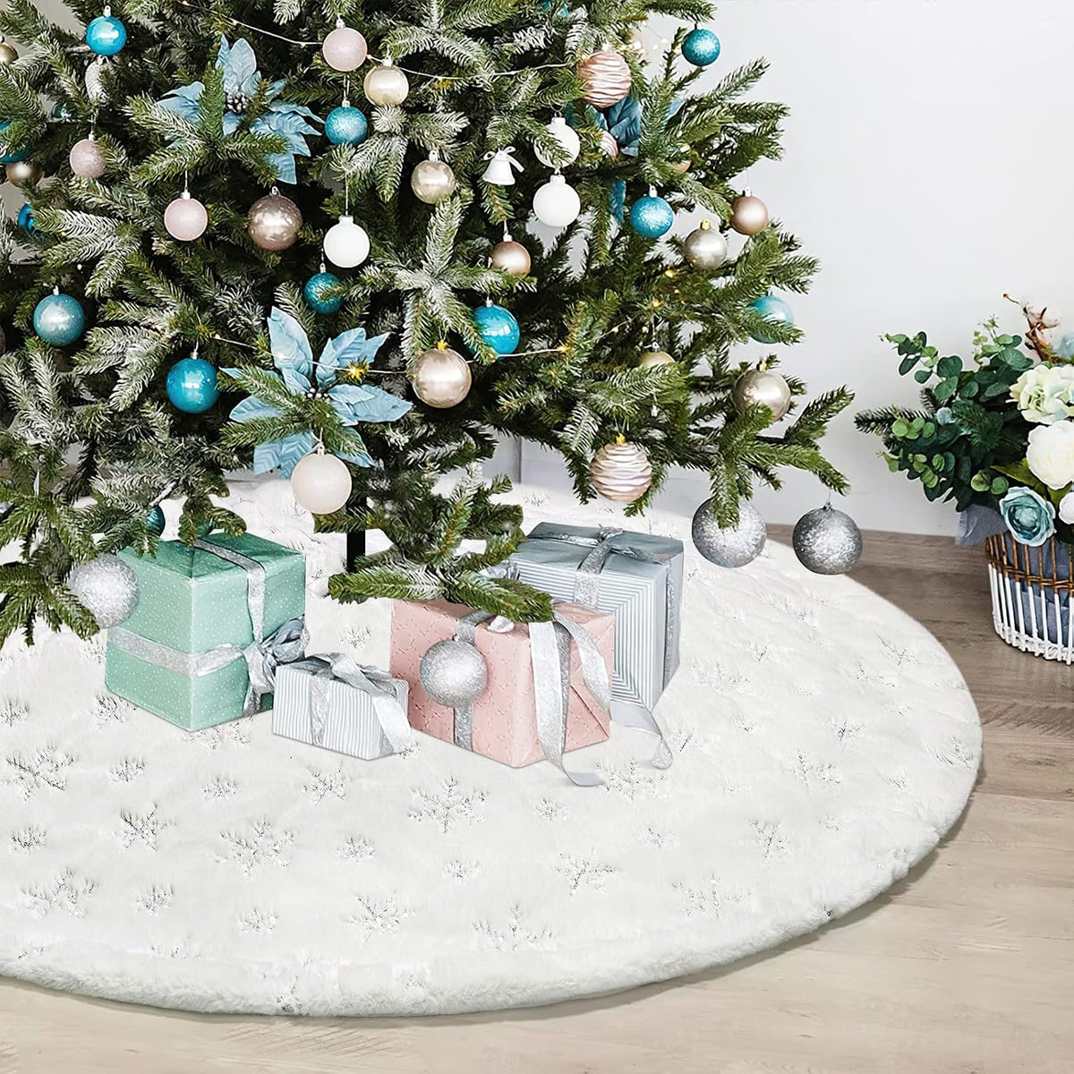 Faux Fur Christmas Tree Skirt – 90 cm & 122 cm – view 7